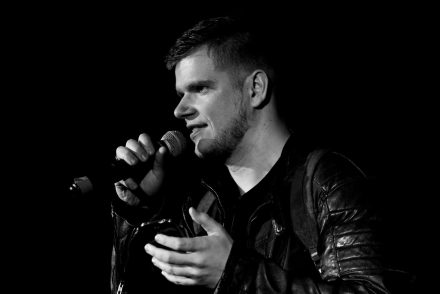 Bájer Máté slammer: „A slam poetry olyan, mint egy saját farkába harapó kígyó”