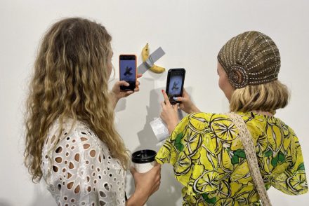 Ez a falra ragasztott banán 36 millió forintért kelt el az Art Basel Miamin