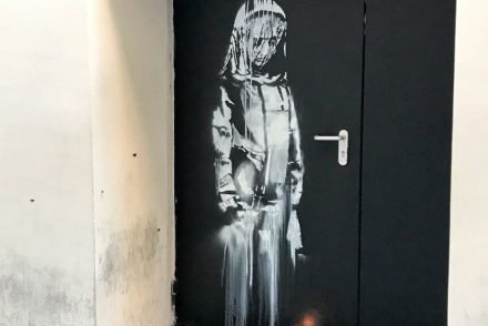 Egyszerűen kivágták az ajtóból Banksy híres, a 2015-ös terrortámadások áldozataira emlékező képét