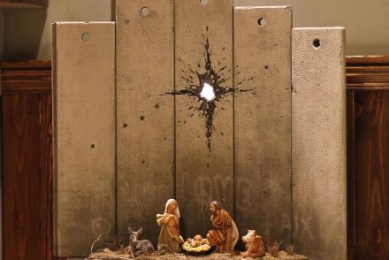 Banksy áttörte Betlehem falát Jézus felett – Új képet festett a street artist