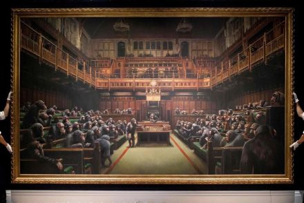 A parlamentet csupán csimpánzok népesítik be – Banksy képe rekordáron kelt el
