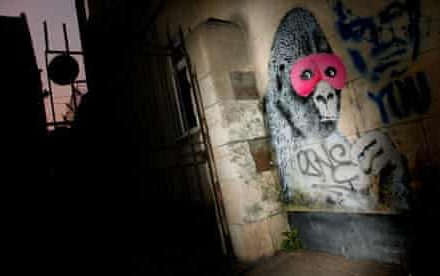 Banksy, az „utcagyerek”, aki Molotov-koktélként robbant be az elitkultúra köreibe