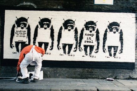 Banksy ügynöke képeket tesz közzé a könyvében a titokzatos művészről