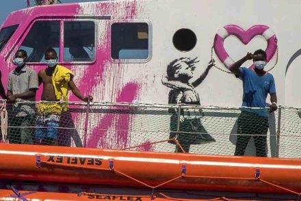 Menekültekkel a fedélzetén került bajba az utcai művész, Banksy hajója