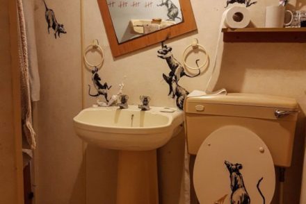 Banksy felesége gyűlöli, mégis otthonról dolgozott – Új képek került ki a netre