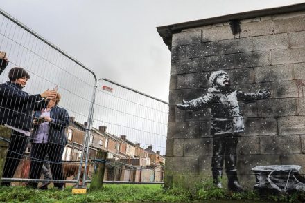 Az új Banksy-alkotást megpróbálták megrongálni