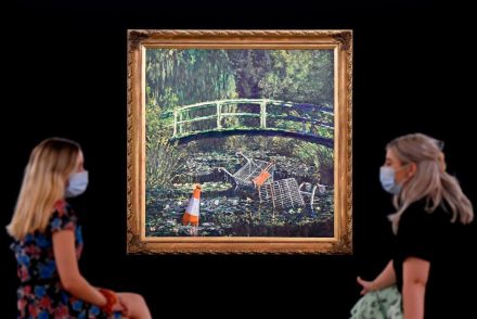 Elárverezik Banksy Monet stílusában festett képét, akár 2 milliárd forintot is fizethetnek érte