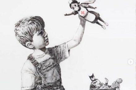 Banksy új képén az egészségügyi dolgozókat szuperhősökként élteti