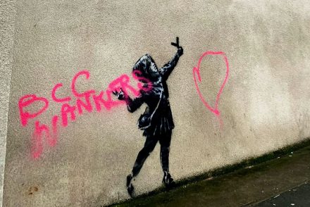 Banksy szerint jó munkát végeztek a képét megrongálók