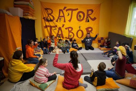 Péterfy Boritól kezdve Simon Mártonon át Ligeti Dorottyáig segítik a Bátor Tábort