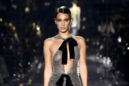 Bella Hadid átlátszó szettje promózta Tom Ford őszi/téli kollekcióját