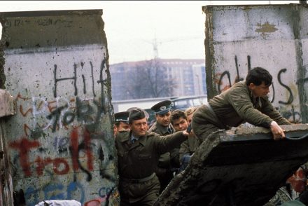 Százak haltak meg, hogy átmásszanak Európa megosztottságán – 30 éve omlott le a berlini fal
