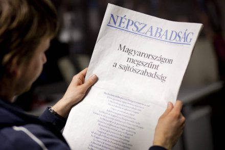 „Hogyan történhet, hogy megint meg kell szűnnie egy lapnak” – Üzentek a bezárt Népszabadság egykori dolgozói az Indexeseknek
