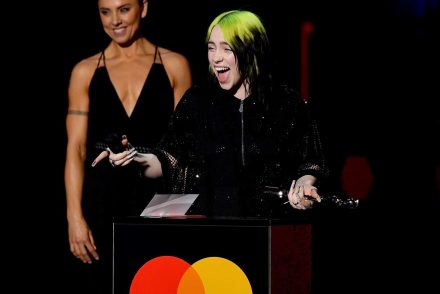 Billie Eilish újabb díjat kapott, és ha már ott volt, előadta a James Bond-dalt, a Nincs idő meghalnit