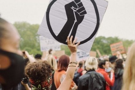 Egy jelentés szerint az eddigi Black Lives Matter-tüntetések 93%-a rendbontás nélkül zajlott le