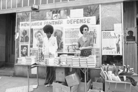 Forradalom a bíróságon: csoportos emlékkiállítás nyílt a New Haven-i Black Panthers-per 50. évfordulójára
