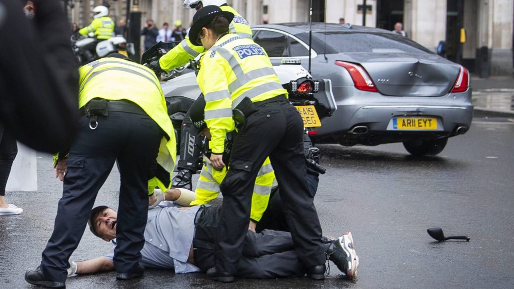 boris johnson baleset tuntetes scaled 1