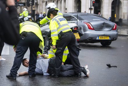 Boris Johnson autója elé vetette magát egy tüntető, balesetet okozott