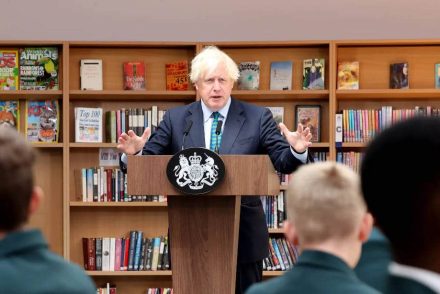 A könyvtáros nem Boris Johnsonnak üzent a polcra elhelyezett könyvekkel