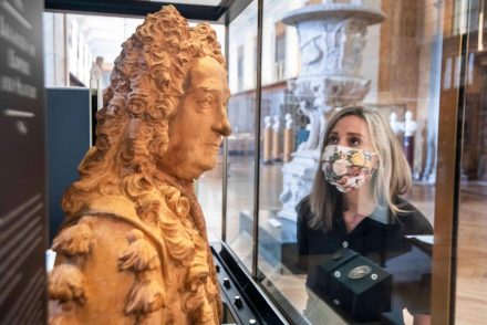 A British Museum mégsem távolítja el a rabszolgatartó Hans Sloane mellszobrát, mert csak így kaphat állami támogatást