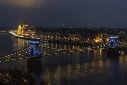 Lenyűgöző kék fényárban úszott egész Budapest – FOTÓK