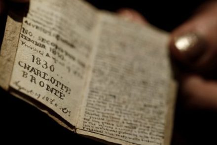 Charlotte Brontë 14 éves korában írt miniatűr könyve múzeumba került