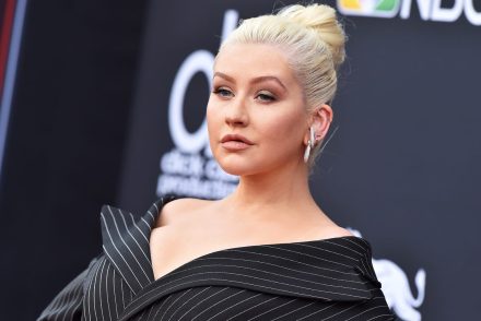 Christina Aguilera szigszalaggal védi mellbimbóit a koncerteken
