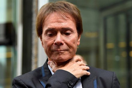 Milliókat kénytelen fizetni a BBC, amiért élőben közvetítette Cliff Richard házkutatását