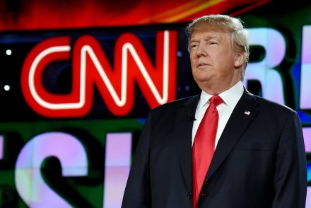 Trump újból beleszállt a CNN-be, ultimátum elé állította a csatornát