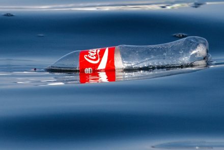 A Coca-Cola tengeri műanyaghulladékból készít újrahasznosított palackokat