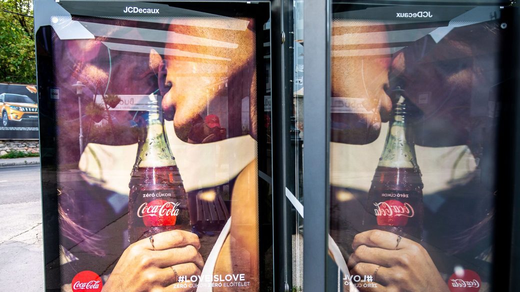 coca cola love is love reklam meleg plakatok