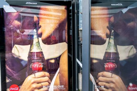 Budapesten bírságot, Londonban nemzetközi díjat kapott a Coca-Cola #loveislove kampánya