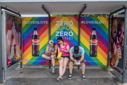 A Coca-Cola a botrányt kavart, meleg párokat ábrázoló plakátokat lecseréli