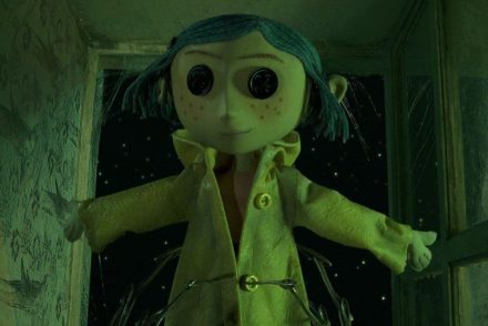 Oscar-jelölt animációs film is készült már a Coraline című regényből, most a Budapest Bábszínház adaptálja