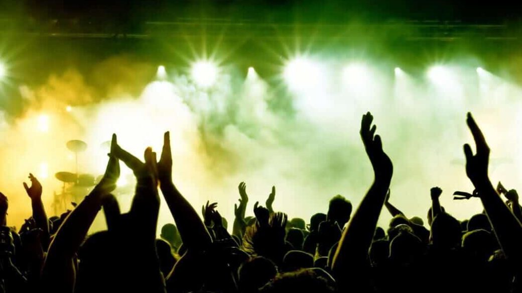 crowd1 1050x700 1