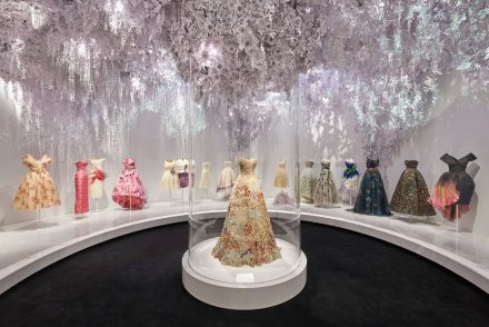 A Dior Designer Of Dreams kiállítása online is megcsodálható