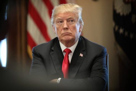 Hírességek bírálják Trumpot a Twitteren, terjed a #TrumpMondjonLe hashtag