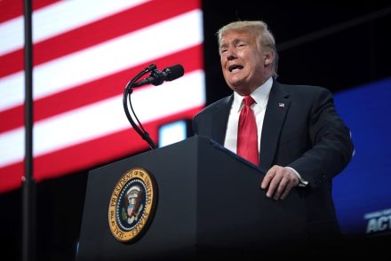 Donald Trump a Kína elleni hadjárat részeként a Tiktok betiltását fontolgatja