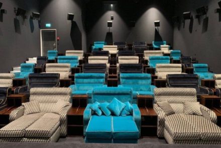 Svájc új szintre emelte a mozi élményét: kényelmes franciaágyakkal, kanapékkal és papucsokkal csábítja a filmrajongókat