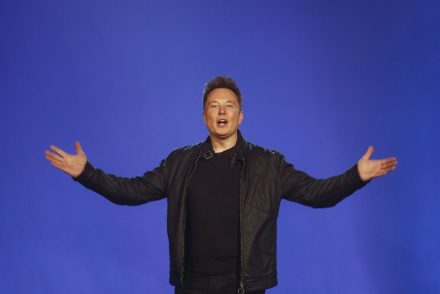 Egy éven belül tesztelhetik embereken Elon Musk agyi implantátum-ötletét