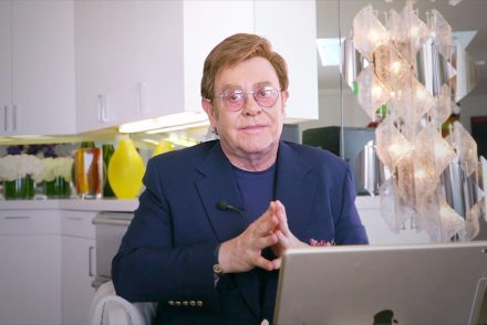Elton John online koncertjével 8 millió dolláros adományt gyűjtött össze