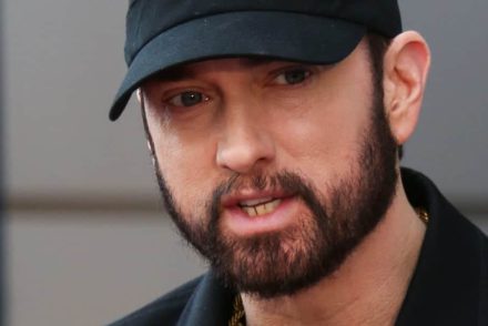 Eminem és Kid Cudi közös dalukban tolják keményen a maszkszégyenítést