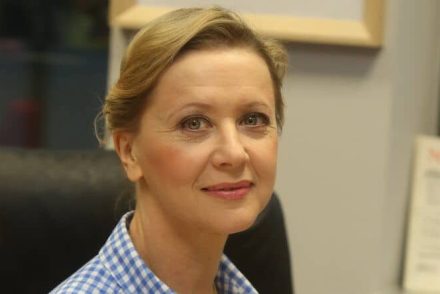 „Távol maradni is politika, Enikő” – Eszenyi ellen tüntették a Vígszínházban
