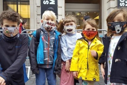 Dizájnermaszkokban a tiszta levegőért: neves brit művészek tervezték az Extinction Rebellion tüntetésére a maszkokat