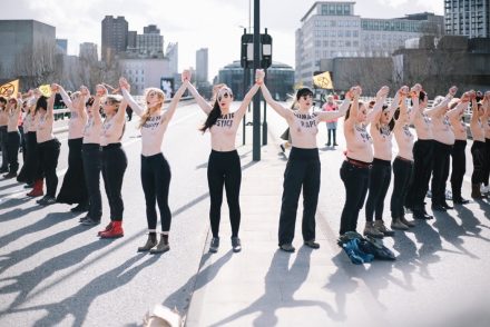 Félmeztelenül tiltakoztak az Extinction Rebellion aktivistái nőnapon