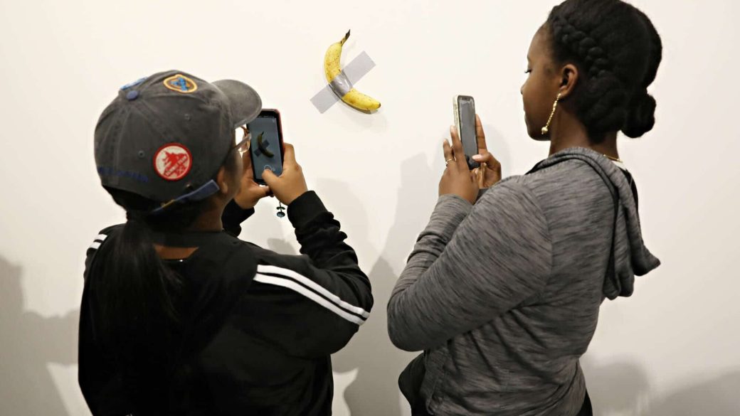 falra ragasztott banan art basel miami maurizio cattelan