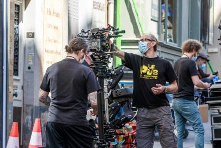 Ez most műtő vagy forgatási helyszín? Így indultak újra a filmforgatások az Egyesült Királyságban