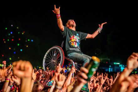 Sikersztori: A Szigeten a Foo Fighters gitárját ripityára törő kerekesszékesről filmet forgatnak