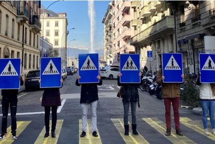 „Női” közlekedési táblák az esélyegyenlőség jegyében