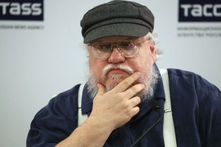 George R. R. Martin addig nem foglalkozik a Trónok harca sorozattal, amíg be nem fejezi könyvét